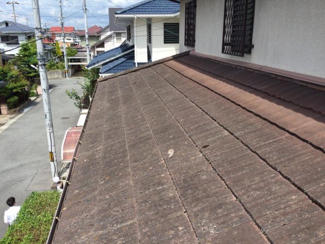 播磨町の葺き替え工事における屋根材撤去前